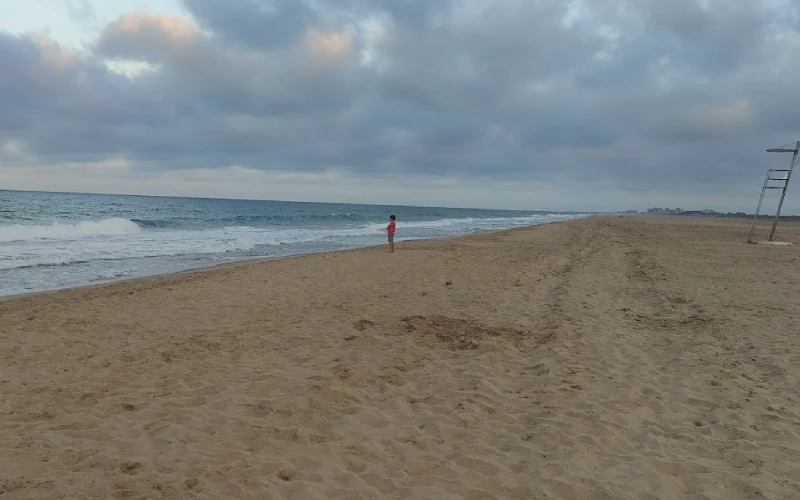 Playa de Valencia solitaria en invierno